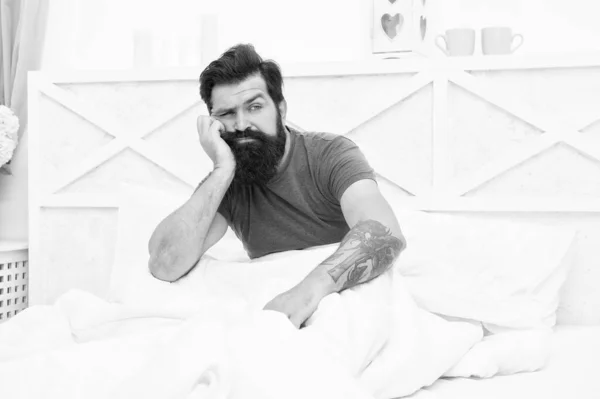 Supărat om somnoros cu barbă are probleme de sănătate masculină în pat, problema erecției de dimineață — Fotografie, imagine de stoc