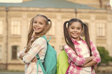 Tatil bitti. Okula dönelim. Uzun at kuyruklu şirin liseli kızlar. Okul yılının sonu. Neşeli, zeki liseli kızlar. Açık havada mutlu okul kızları. Sırt çantalı küçük okul kızları. Eylül