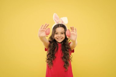 Sevimli neşeli kız öğrenci Paskalya gününü kutluyor. Dekorasyon hazırlıyorum. Komik oyunlar. Kapalı ve açık hava tatil aktiviteleri. Çocuklar için eğlenceli ve eğitici Paskalya aktiviteleri. Küçük kız paskalya yumurtaları