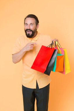 Gerçek mutluluk. Bıyıklı, vahşi, beyaz bir hippi. Alışveriş. Alışveriş torbalı sakallı adam. İyi tatiller. Alışveriş merkezinde büyük indirim var. Sakallı, olgun bir hippi. Alışveriş mutluluğu