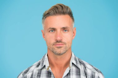 Olgun yüz. Erkek doğal güzelliği. Adam sakallarını iyi taramış. Berber dükkanı konsepti. Berber kuaförü. Adam iyi görünümlü model. Yakından kameraya bakan yakışıklı bir adam. Mükemmel ten rengi. Cilt bakımı