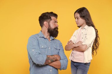 Babasına çekmiş kızını. Baba ve kızı kollarını kavuşturur. Küçük kız ve erkek sarı arka plan. Baba-kız ilişkisi. Evlat edinme ve yakınlık. Aile değerleri. Kızlar Günü.