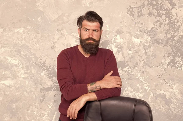 Boş bir pozisyon. İnsan kaynakları bölümü. Boş sandalye. Sakallı patron ofisinde duruyor. Ofis çalışanı. Manzara değişikliği lazım. Yöneticisi geldi. Adam düşünüyor. İş kararı. Sorumluluk ve itibar