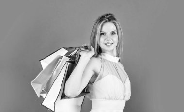 Başarılı alışverişlerden sonra. Siber pazartesi konsepti. Her bayram için hediyeler ve hediyeler. Kese kâğıdı paketli bir manken. Satmak ve vermek. Gerçek bir kadın alışverişkolik. Mutlu müşteriler.