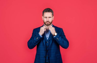 Formalite içinde yakışıklı bir adam.