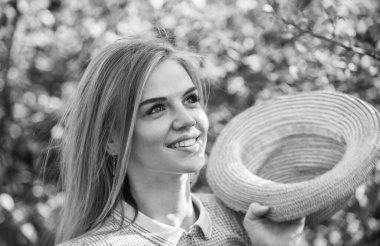 Kırsal tarzda. Romantik hayalperest yaz şapkası takıyor. Köylü ruhu. Hasır şapkalı sevimli kız. Köylü kıyafeti. Çiftlik kültürü. Batı gelenekleri. Güzel gülümseyen kız portresi. Moda tarzı konsepti