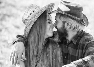 Âşık olmak. Sakallı adam şehvetli kızı kucaklıyor. Yaz manzarasında aşık bir çift. Romantik ilişkinin tadını çıkarıyorum. Aşk ve romantizm. Romantik aşk sonsuza dek sürer