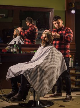 Saç kes. Berber berber dükkanı. Profesyonel kozmetik. Hippi saç tıraşı oluyor. Sağlıklı saçlar. Sinir bozucu berber kulağına zararlı gelebilir. Bağış ve yardım konsepti. Saçları boyalı adam.