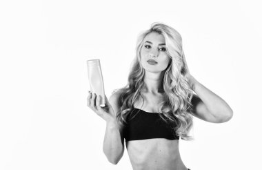 Spa salonu kavramı. Saç bakımı kavramı. Kadınlar için yağ kılı tedavisi. Saç yağı şişesi. Kıvırcık saçlı genç sarışın kadın. Saç bakım konsepti. Güzellik suratı. yeni bir saç stili seçmek