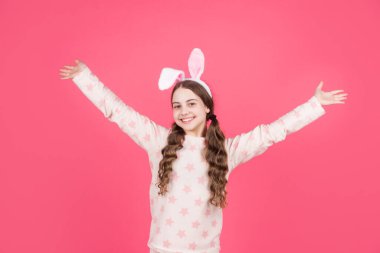 Kaygısız olmak. Uykuda gülümseyen genç kız. Tavşan avı başlasın. Sadece eğleniyordum..