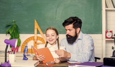 Çocuk edebiyatı. Matematik geometrisi. Setsquare ile açıölçer cetvel. Biyoloji kimya dersi. Baba ve kızı sınıfta çalışıyor. Küçük kızı olan sakallı adam. Mikroskop kullan.