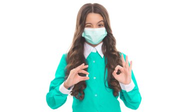 Koronavirüse karşı koruyucu maskeli sağlıklı bir çocuk covid pandemik ve karantina süresince sağlık için hap sunar.