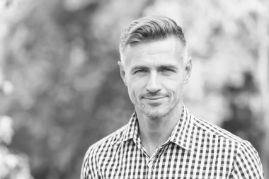 Güzel görünümlü erkek model açık havada, moda.