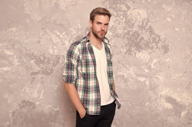 Sıradan davran. Sıradan tarzda yakışıklı bir adam. Traşsız bir adam sıradan kıyafetler giyer. Erkekler için günlük kıyafet dolabı. Erkek giyim mağazası. Moda ve tarz. Günlük giysiler.