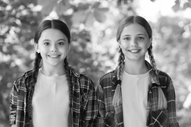 Sıcak bir gülümseme. Kot pantolon giyiyordu. Kızlar birlikte vakit geçirip eğleniyorlar. Çocukluk yaşam tarzı konsepti. Birliktelik. Mutlu çocuklar günü. Komik zaman harcaması. Neşeli kızlar en iyi arkadaşlar