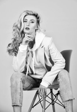 Modayı takip ediyorsun. Güzel ve sağlıklı saçlar. Seksi ve kendinden emin. Model saçı kıvırcık. Ceketteki güzellik. Şık makyajlı sarışın kadın. Kuaför salonundan sonra kız. kişisel eğilimi izle