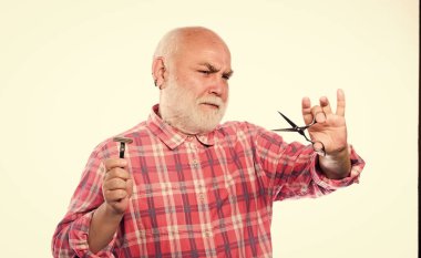 Beş dakika içinde hazır olacağım. Tıraş bıçağı alet çantası. Beyaz sakallı, olgun bir adam. Tıraşsız yaşlı adamın bıyığı ve sakalı var. Makas kes ve saç fırçala. berber dükkanı konsepti