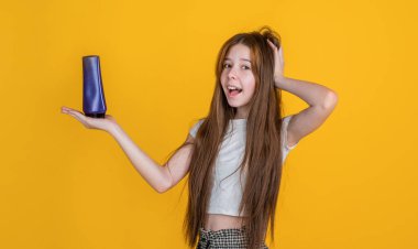 Aman Tanrım. Vücut bakımı kozmetik banyo. Deri losyonu. Güçlü ve dirençli. Neşeli kız saçını düzleştirmeye hazır. Genç çocuk saçlarını şampuanla temizliyor. Çocuk duş jeli sunuyor.