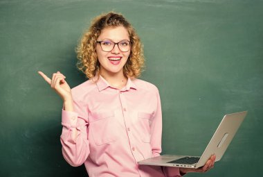 İnternette sörf yapan kadın. Dijital teknoloji. Modern meslek. BTMM öğrencisi. İstihbarat ve programlama. İnternetten ders veriyorum. Online okul. İnternette çalış. Öğretmen defteri yazı tahtası arkaplanı