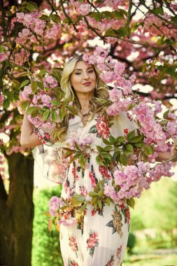 Bahar çiçeği. Çiçeklerin kadınları neden her zaman mutlu ettiğini. Parfüm ve kozmetik. Kişisel bakım. Mutlu bahar günleri. Bahar sembolü Kız bahçedeki sakuranın tadını çıkarıyor. Kiraz ağacı. İyi titreşimler. Çiçek aroması