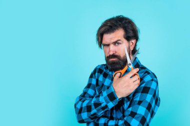 Mavi arka planda makaslı ciddi sakallı adam fotokopi odası, kuaför salonu