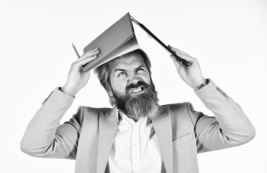 Çok fazla yük var. Ceketli başarılı sakallı CEO. Kendine güvenen adam kağıt klasörü tutuyor. Olgun erkek patron. İş adamı belgelerle çalışır. Modern ofisteki girişimci. iş sözleşmeleri