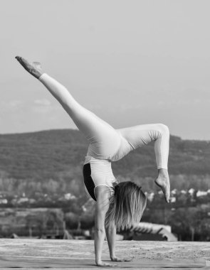 Sadece güçlenirsin. Akrobatik jimnastik. Jimnastik sporcusu. Hiç kolaylaşmıyor. Açık havada esnek bir kız. Yoga yapan bir kadın. Kasları esnetiyorum. Spor hocası. Kadın jimnastik yetenekleri sergiliyor.