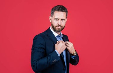 Takım elbiseli, karizmalı, kendine güvenen yakışıklı iş adamı.