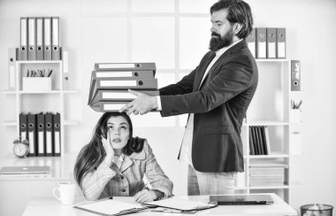 İşle birlikte indir. Dosyası olan yönetici ve patron. İş yerinde sohbet. Toplantıdaki iş adamları. Modern ofis hayatı. İyi iş çıkardınız. İlgi alanlarının benzerliği. Bir çift avukat.