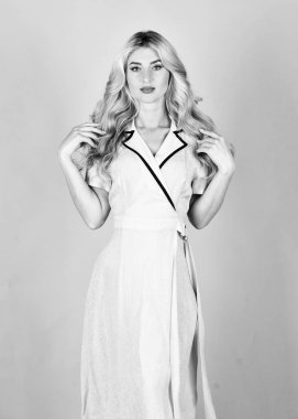 Gerçekten çok tatlı. Model saçı kıvırcık. Elbiseli güzellik. Şık makyajlı bir kadın. Kuaför salonundan sonra kız. Kişisel eğilimi takip et. Güzel ve sağlıklı saçlar. seksi ve kendinden emin