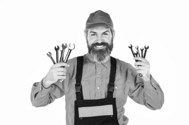 Tamir için aletler. Ağır işler daha büyük makinelerde ya da ağır ekipmanlarda. Profesyonel aletler. Değiştirme parçaları. Adam anahtar aletlerini tutuyor. Anahtar gereçleri. Otomotiv Teknisyenleri ve Tamircileri