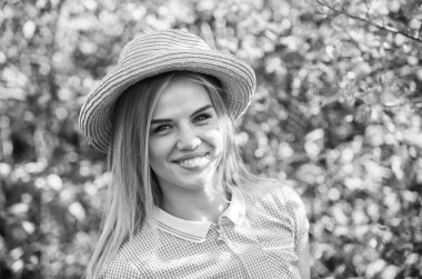 Doğal görünmek için makyaj gerekir. Taşralı kız bakışı. Güzel görünüşlü mutlu bir kadın. Yaz modası ve aksesuar. Güzellik ve makyaj. Çok güzel görünüyor.