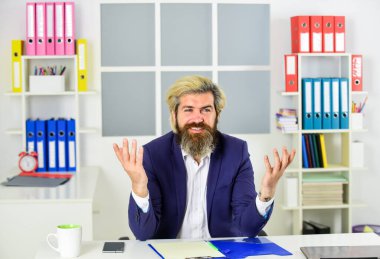 Normal ofis hayatı. Kaynak planlama. Danışman işçi. Şirket yöneticisi belgelerle çalışıyor. Olgun erkek iş zekası. Ofis rutini. Yönetici konsepti. Masadaki ofis çalışanı.