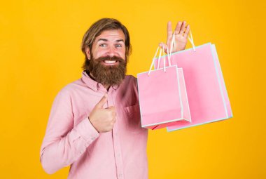 Şuraya bak. Başarılı bir alışveriş koliği. Sakallı adam tatile hazır. Satış ve indirim. Sakallı hippi hediye paketi. Yetenekli vahşi beyaz bir hippi. Erkek alışverişe gider.