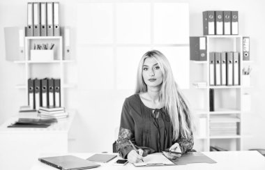 Muhasebe bizim becerimizdir. Ofisteki kadın ofis dosyası takıyor. Güzel bir iş kadını ofiste vergileri hesaplar. Yazılı iş raporlarını analiz eden kadın uzman ofiste oturuyor.