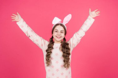 Tavşan kulaklı, pijamalı mutlu Paskalya kızı, Paskalya tatili