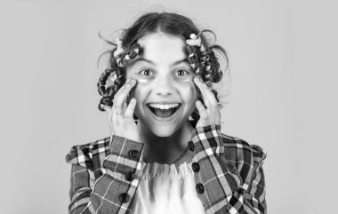 Sağlıklı, uzun saç stili. Çocuk için saç bakımı. Saçlarını yuvarlayan küçük bir kadın. Göz tedavisi bandı. Güzellik ve moda. Küçük kızın bigudileri var. Çocuk kuaför salonu. Mükemmel olmak