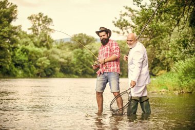 Eğleniyorum. Emekli baba ve olgun sakallı oğul. Balık avlama maceraları. iş adamlarının hobisi. emeklilik balıkçılığı. Mutlu balıkçılar. İyi kar. Arkadaşlar olta ve ağlı adamlar