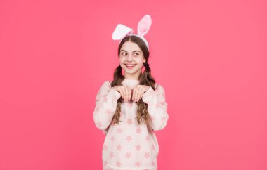 Neşeli ve kaygısız. Paskalya bahar tatili. Mutlu genç kız tavşan kulağı takıyor. Mutlu Paskalyalar.