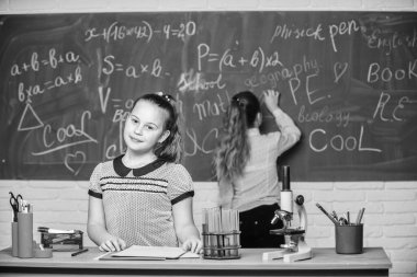 Modern teknolojileri kullanarak. Küçük kızlar mikroskopla çalışır. Biyoloji bilimi. Mutlu küçük kızlar. Bilim deneyleri. Kimya araştırması. Okuldaki küçük kızlar. Bilim gelecektir.