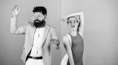 Birlikte dans etmek. Keyfin yerinde. Rahatla ve eğlen. Şirket kültürü. Tatili kutluyoruz. Sakallı adam, güzel kadın parti gözlükleri kutluyor. Çiftler eğleniyor. Ofis partisi. Başarı kutlaması