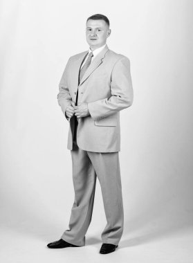 Düğün partisi. İş adamı. Ofis hayatı. Multimilyoner. Kendine güvenen. Modern hayat. Resmi moda ve kıyafet kuralı. Resmi parti ya da toplantı. İş sahibi. Erkek takım elbisesi. düğün