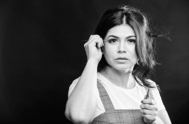 Kaşlar için özel aletleri olan usta bir kozmetolog. Güzellik salonunda güzellik uzmanı. Kirpik uzatma prosedürü. Profesyonel yüz bakımı. Güzel kadın kirpik ustası cımbız tutuyor. Boşluğu kopyala