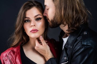 Her şeyi birlikte yapıyoruz. Birbirine aşık çiftler. Deri ceketli şık bir çift..