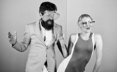 Tatili kutluyoruz. Sakallı adam, güzel kadın parti gözlükleri kutluyor. Şirket kültürü. Kutlamaya dalmak. Çiftler eğleniyor. Ofis partisi. Şen şakrak iş adamı ve meslektaş