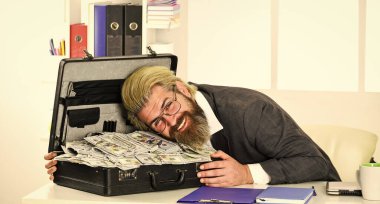 Mutluluk ve başarı. İş adamı el çantası tutuyor. İçinde para olan bavul. İyi anlaşma. Modern hayat ve iş. Şirket deri çantası. İş yerinde davalı olgun bir adam.