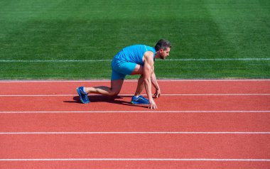 Erkek koşucu başından beri koşuyor, enerji