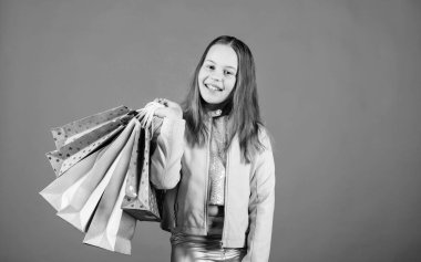 Kara Cuma en iyi anlaşmalar. Çantası olan mutlu bir çocuk. Alışveriş günü mutluluğu. Kıyafet al. Moda bağımlısı bir alıcı. Moda butiği çocukları. Doğum günü kızı alışverişi. Alışveriş en iyi terapidir.