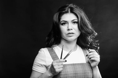 Güzellik salonunda güzellik uzmanı. Kaş Düzeltme. Kirpik uzatma prosedürü. Güzel kadın kirpik ustası cımbız tutuyor. Kaşlar için özel aletleri olan usta bir kozmetolog. Uzunluk ve hacim ekleniyor