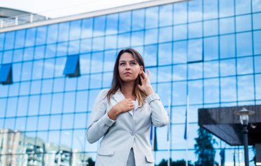 Başarılı ve kendinden emin bir iş kadını telefonda konuşur, konuşur.